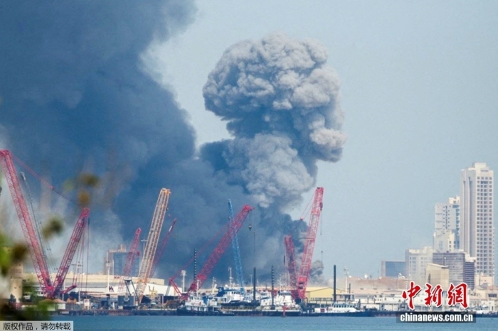 当地时间2月28日，巴林麦纳麦传出爆炸声后，烟雾直冲云霄。据美国《纽约时报》报道，伊朗法尔斯通讯社称，伊朗导弹袭击的目标是美国在中东的所有军事基地。据报道，伊朗导弹的袭击目标包括位于卡塔尔的乌代德空军基地、位于科威特的阿里·萨利姆空军基地、位于阿联酋的达夫拉空军基地以及位于巴林的美国第五舰队总部。