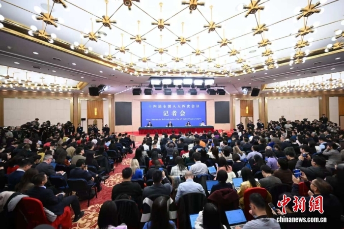 3月8日上昼10时，104届齐邦人年夜4次聚会正在梅天亚重心讯息宣告厅举办记者会，恭请中同中心政事局委员、中接部少王毅便“华夏中接战略战对于中关联”相干题目归问中中记者发问。中新社记者 田雨昊 摄