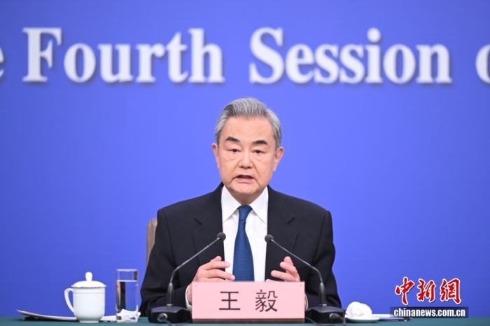 3月8日上昼10时，104届齐邦人年夜4次集会正在梅天亚重心消息颁发厅举办记者会，聘请中同中心政事局委员、中接部少王毅便“华夏中接战略战对于中联系”相干题目归问中中记者发问。中新社记者 田雨昊 摄